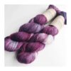 Merino Singles er et blødt og lækkert garn, spundet i en enkelt tråd 100% merinould. Garnets har en struktur, der gør hvert enkelt fed unikt og farverne fordeler sig meget smukt. Garnet er superwash-behandlet og kan derfor bruges til stort set al slags strik men mest af alt som en følgetråd, der kan skabe dit helt eget udtryk i dit arbejde. Garnet er håndfarvet i små partier, hvorfor ikke to fed er ens. Husk at købe garn nok til dit projekt, så du er sikker på at få fed fra samme indfarvning. Merino Singles kan med fordel strikkes sammen med en følgetråd Silk Mohair. Strikkes garnet på rundpind, uden mønster, vil det kunne opleves at arbejdet drejer Garnet er fed a’ 100 gram Fiberindhold: 100% superwash merino Anbefalet pind: 2,5-3 mm Strikkefasthed: 26-28 m / 10 cm pind 2,5-3 Løbelængde: ca. 650 meter / 100 g Vaskeanvisning: håndvask 30 grader (gerne uldsæbe) slynges i maskine, tørres liggende Vær opmærksom på, at farven på billedet kan afvige en smule fra virkeligheden, da det afhænger af skærmens farvekalibrering. Der vil derfor kunne ses nuanceforskelle fra skærm til skærm.