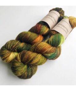 Merino Singles er et blødt og lækkert garn, spundet i en enkelt tråd 100% merinould. Garnets har en struktur, der gør hvert enkelt fed unikt og farverne fordeler sig meget smukt. Garnet er superwash-behandlet og kan derfor bruges til stort set al slags strik men mest af alt som en følgetråd, der kan skabe dit helt eget udtryk i dit arbejde. Garnet er håndfarvet i små partier, hvorfor ikke to fed er ens. Husk at købe garn nok til dit projekt, så du er sikker på at få fed fra samme indfarvning. Merino Singles kan med fordel strikkes sammen med en følgetråd Silk Mohair. Strikkes garnet på rundpind, uden mønster, vil det kunne opleves at arbejdet drejer Garnet er fed a’ 100 gram Fiberindhold: 100% superwash merino Anbefalet pind: 2,5-3 mm Strikkefasthed: 26-28 m / 10 cm pind 2,5-3 Løbelængde: ca. 650 meter / 100 g Vaskeanvisning: håndvask 30 grader (gerne uldsæbe) slynges i maskine, tørres liggende Vær opmærksom på, at farven på billedet kan afvige en smule fra virkeligheden, da det afhænger af skærmens farvekalibrering. Der vil derfor kunne ses nuanceforskelle fra skærm til skærm.