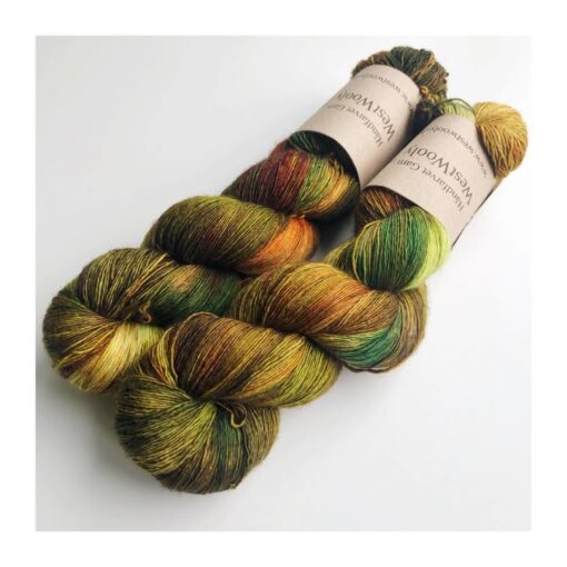 Merino Singles er et blødt og lækkert garn, spundet i en enkelt tråd 100% merinould. Garnets har en struktur, der gør hvert enkelt fed unikt og farverne fordeler sig meget smukt. Garnet er superwash-behandlet og kan derfor bruges til stort set al slags strik men mest af alt som en følgetråd, der kan skabe dit helt eget udtryk i dit arbejde. Garnet er håndfarvet i små partier, hvorfor ikke to fed er ens. Husk at købe garn nok til dit projekt, så du er sikker på at få fed fra samme indfarvning. Merino Singles kan med fordel strikkes sammen med en følgetråd Silk Mohair. Strikkes garnet på rundpind, uden mønster, vil det kunne opleves at arbejdet drejer Garnet er fed a’ 100 gram Fiberindhold: 100% superwash merino Anbefalet pind: 2,5-3 mm Strikkefasthed: 26-28 m / 10 cm pind 2,5-3 Løbelængde: ca. 650 meter / 100 g Vaskeanvisning: håndvask 30 grader (gerne uldsæbe) slynges i maskine, tørres liggende Vær opmærksom på, at farven på billedet kan afvige en smule fra virkeligheden, da det afhænger af skærmens farvekalibrering. Der vil derfor kunne ses nuanceforskelle fra skærm til skærm.