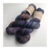 WestWooly merino SW 325 er et meget blødt og lækkert håndfarvet garn. Garnet er meget behageligt at bære og brug af en følgetråd er ikke et must. Garnet er spundet tæt hvilket bevirker, at det færdige arbejde ikke 