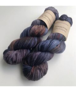 WestWooly merino SW 325 er et meget blødt og lækkert håndfarvet garn. Garnet er meget behageligt at bære og brug af en følgetråd er ikke et must. Garnet er spundet tæt hvilket bevirker, at det færdige arbejde ikke 