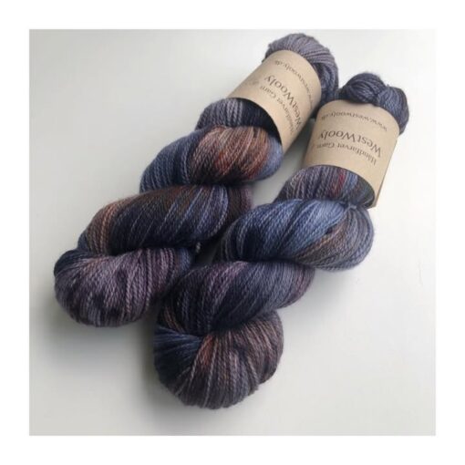 WestWooly merino SW 325 er et meget blødt og lækkert håndfarvet garn. Garnet er meget behageligt at bære og brug af en følgetråd er ikke et must. Garnet er spundet tæt hvilket bevirker, at det færdige arbejde ikke 