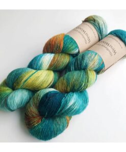 Merino Singles er et blødt og lækkert garn, spundet i en enkelt tråd 100% merinould. Garnets har en struktur, der gør hvert enkelt fed unikt og farverne fordeler sig meget smukt. Garnet er superwash-behandlet og kan derfor bruges til stort set al slags strik men mest af alt som en følgetråd, der kan skabe dit helt eget udtryk i dit arbejde. Garnet er håndfarvet i små partier, hvorfor ikke to fed er ens. Husk at købe garn nok til dit projekt, så du er sikker på at få fed fra samme indfarvning. Merino Singles kan med fordel strikkes sammen med en følgetråd Silk Mohair. Strikkes garnet på rundpind, uden mønster, vil det kunne opleves at arbejdet drejer Garnet er fed a’ 100 gram Fiberindhold: 100% superwash merino Anbefalet pind: 2,5-3 mm Strikkefasthed: 26-28 m / 10 cm pind 2,5-3 Løbelængde: ca. 650 meter / 100 g Vaskeanvisning: håndvask 30 grader (gerne uldsæbe) slynges i maskine, tørres liggende Vær opmærksom på, at farven på billedet kan afvige en smule fra virkeligheden, da det afhænger af skærmens farvekalibrering. Der vil derfor kunne ses nuanceforskelle fra skærm til skærm.
