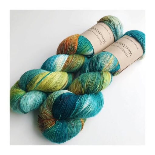 Merino Singles er et blødt og lækkert garn, spundet i en enkelt tråd 100% merinould. Garnets har en struktur, der gør hvert enkelt fed unikt og farverne fordeler sig meget smukt. Garnet er superwash-behandlet og kan derfor bruges til stort set al slags strik men mest af alt som en følgetråd, der kan skabe dit helt eget udtryk i dit arbejde. Garnet er håndfarvet i små partier, hvorfor ikke to fed er ens. Husk at købe garn nok til dit projekt, så du er sikker på at få fed fra samme indfarvning. Merino Singles kan med fordel strikkes sammen med en følgetråd Silk Mohair. Strikkes garnet på rundpind, uden mønster, vil det kunne opleves at arbejdet drejer Garnet er fed a’ 100 gram Fiberindhold: 100% superwash merino Anbefalet pind: 2,5-3 mm Strikkefasthed: 26-28 m / 10 cm pind 2,5-3 Løbelængde: ca. 650 meter / 100 g Vaskeanvisning: håndvask 30 grader (gerne uldsæbe) slynges i maskine, tørres liggende Vær opmærksom på, at farven på billedet kan afvige en smule fra virkeligheden, da det afhænger af skærmens farvekalibrering. Der vil derfor kunne ses nuanceforskelle fra skærm til skærm.