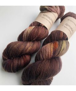 WestWooly merino SW 325 er et meget blødt og lækkert håndfarvet garn. Garnet er meget behageligt at bære og brug af en følgetråd er ikke et must. Garnet er spundet tæt hvilket bevirker, at det færdige arbejde ikke 