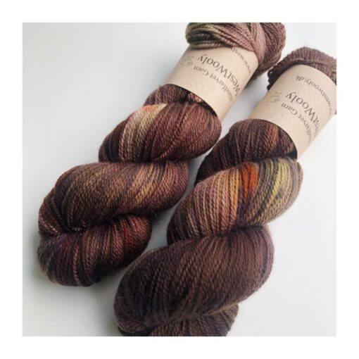 WestWooly merino SW 325 er et meget blødt og lækkert håndfarvet garn. Garnet er meget behageligt at bære og brug af en følgetråd er ikke et must. Garnet er spundet tæt hvilket bevirker, at det færdige arbejde ikke 