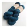 WestWooly merino SW 325 er et meget blødt og lækkert håndfarvet garn. Garnet er meget behageligt at bære og brug af en følgetråd er ikke et must. Garnet er spundet tæt hvilket bevirker, at det færdige arbejde ikke 