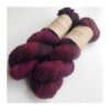 WestWooly merino SW 325 er et meget blødt og lækkert håndfarvet garn. Garnet er meget behageligt at bære og brug af en følgetråd er ikke et must. Garnet er spundet tæt hvilket bevirker, at det færdige arbejde ikke 