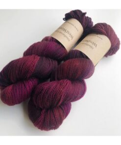 WestWooly merino SW 325 er et meget blødt og lækkert håndfarvet garn. Garnet er meget behageligt at bære og brug af en følgetråd er ikke et must. Garnet er spundet tæt hvilket bevirker, at det færdige arbejde ikke 