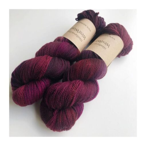 WestWooly merino SW 325 er et meget blødt og lækkert håndfarvet garn. Garnet er meget behageligt at bære og brug af en følgetråd er ikke et must. Garnet er spundet tæt hvilket bevirker, at det færdige arbejde ikke 