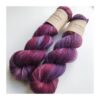 WestWooly merino SW 325 er et meget blødt og lækkert håndfarvet garn. Garnet er meget behageligt at bære og brug af en følgetråd er ikke et must. Garnet er spundet tæt hvilket bevirker, at det færdige arbejde ikke 