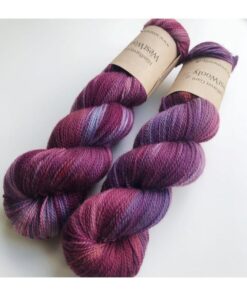 WestWooly merino SW 325 er et meget blødt og lækkert håndfarvet garn. Garnet er meget behageligt at bære og brug af en følgetråd er ikke et must. Garnet er spundet tæt hvilket bevirker, at det færdige arbejde ikke 