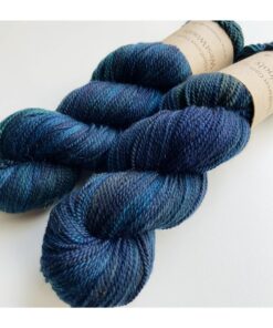 WestWooly merino SW 325 er et meget blødt og lækkert håndfarvet garn. Garnet er meget behageligt at bære og brug af en følgetråd er ikke et must. Garnet er spundet tæt hvilket bevirker, at det færdige arbejde ikke 