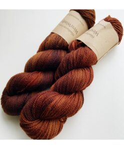 WestWooly merino SW 325 er et meget blødt og lækkert håndfarvet garn. Garnet er meget behageligt at bære og brug af en følgetråd er ikke et must. Garnet er spundet tæt hvilket bevirker, at det færdige arbejde ikke 