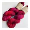 WestWooly merino SW 325 er et meget blødt og lækkert håndfarvet garn. Garnet er meget behageligt at bære og brug af en følgetråd er ikke et must. Garnet er spundet tæt hvilket bevirker, at det færdige arbejde ikke 