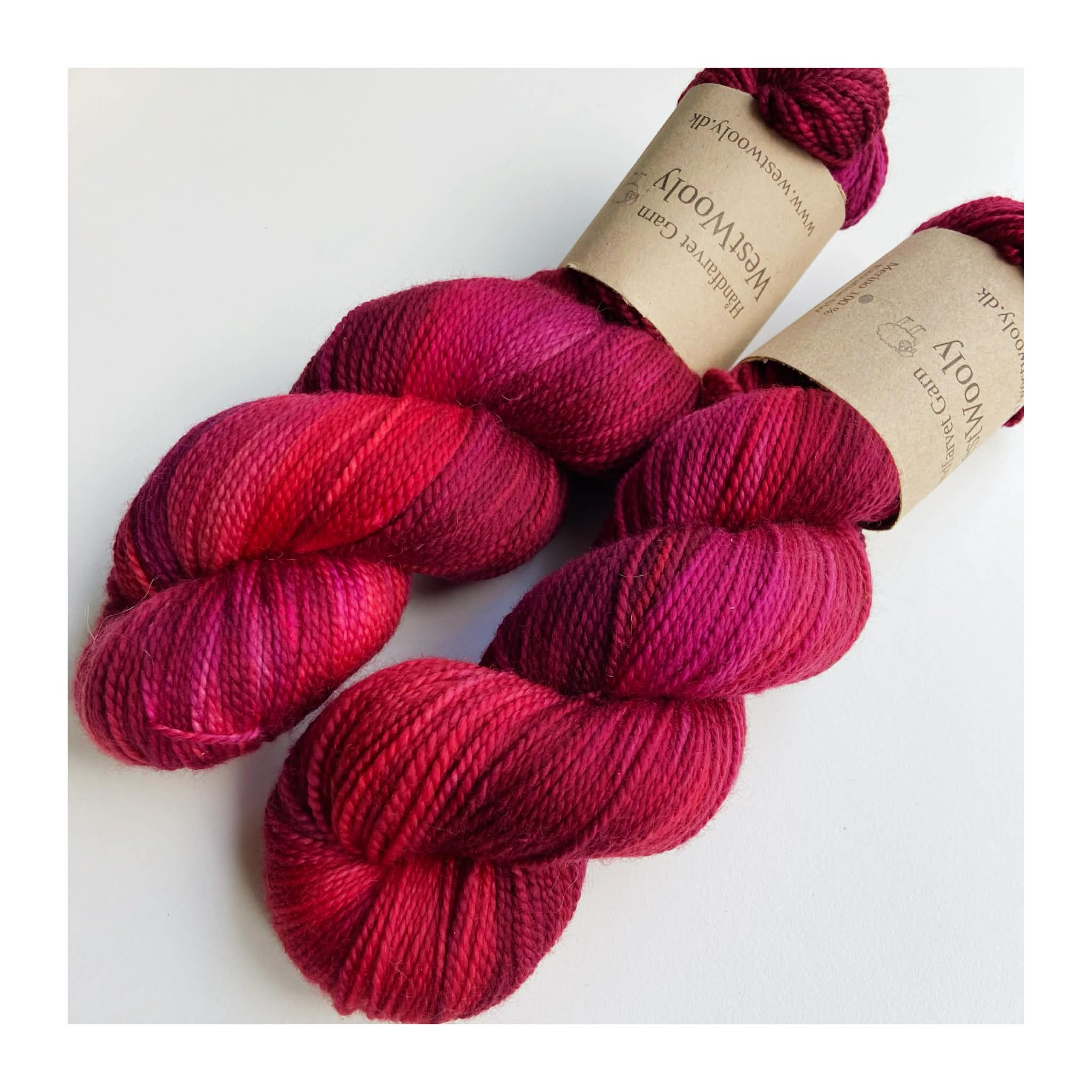Håndfarvet Merino SW 325/ Dyb Røde Toner 1 WestWooly merino SW 325 er et meget blødt og lækkert håndfarvet garn. Garnet er meget behageligt at bære og brug af en følgetråd er ikke et must. Garnet er spundet tæt hvilket bevirker, at det færdige arbejde ikke