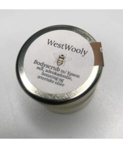 Denne bodyscrub er håndlavet af øko.advocadoolie, epson salt, vores egen honning samt æteriske olier fra citron, fyrretræ og lime. Denne bodyscrub renser og eksfoliere huden, fjerne døde hudceller og efterlade huden blød og velplejet. Produktet er også velegnet til dine fødder.. Produktet Indeholder kun naturlige ingredienser og kan anvendes af alle. Denne bodyscrub er i et glas med låg. Hvert glas indeholder 50 g Indhold: Epson salt, øko. advocadoolie, honning samt æteriske olier af citron, lime og fyrretræ