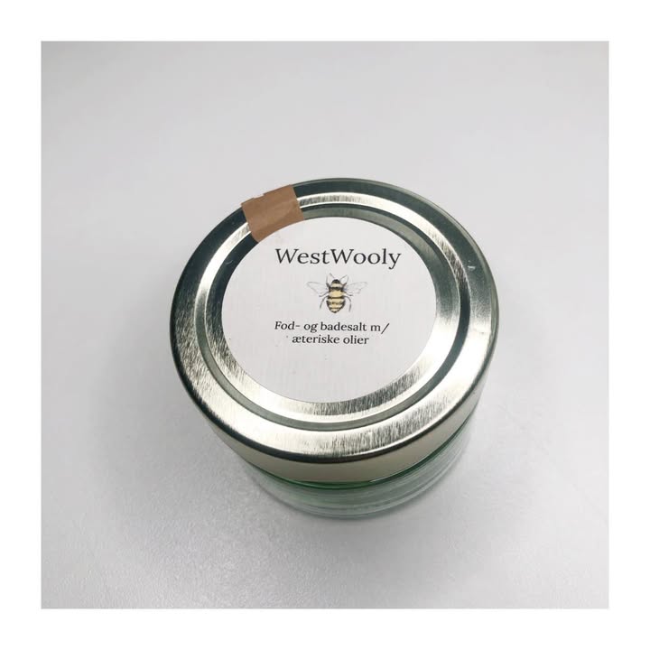 Fod- og badesalt m/ Epson Salt og æteriske olier 1 Denne fod- og badesalt er håndlavet af Epson Salt, NaCHO3 (natron) samt æteriske olier fra citron, fyrretræ og lime. Fod- og badesalt renser og eksfoliere den døde hud på fødder, fjerne døde hudceller og efterlade huden blød og velplejet. Produktet Indeholde kun naturlige ingredienser og kan anvendes af alle. Denne bodyscrub er i et glas med låg. Hvert glas indeholder 200 g Indhold: Epson salt, natron samt æteriske olier af citron, lime og fyrretræ