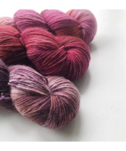 Merino Singles er et blødt og lækkert garn, spundet i en enkelt tråd 100% merinould. Garnets har en struktur, der gør hvert enkelt fed unikt og farverne fordeler sig meget smukt. Garnet er superwash-behandlet og kan derfor bruges til stort set al slags strik; strømper, sjaler, cardigans, babystrik etc. Garnet er håndfarvet i små partier, hvorfor ikke to fed er ens. Husk at købe garn nok til dit projekt, så du er sikker på at få fed fra samme indfarvning. Merino Singles kan med fordel strikkes sammen med en følgetråd Silk Mohair. Strikkes garnet på rundpind, uden mønster, vil det kunne opleves at arbejdet drejer Garnet kommer i fed a’ 100 gram Her er strikkekit i bordeaux og varme toner, der eks. passer til Dottede Rays af Stephen West Fiberindhold: 100% superwash merino Anbefalet pind: 3-4 mm Strikkefasthed: 28 m-36 m / 10 cm pind 3 Løbelængde: ca. 365 meter / 100 g Vaskeanvisning: håndvask 30 grader (gerne uldsæbe) slynges i maskine, tørres liggende Vær opmærksom på, at farven på billedet kan afvige en smule fra virkeligheden, da det afhænger af skærmens farvekalibrering. Der vil derfor kunne ses nuanceforskelle fra skærm til skærm.