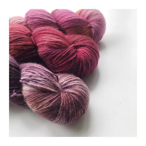 Merino Singles er et blødt og lækkert garn, spundet i en enkelt tråd 100% merinould. Garnets har en struktur, der gør hvert enkelt fed unikt og farverne fordeler sig meget smukt. Garnet er superwash-behandlet og kan derfor bruges til stort set al slags strik; strømper, sjaler, cardigans, babystrik etc. Garnet er håndfarvet i små partier, hvorfor ikke to fed er ens. Husk at købe garn nok til dit projekt, så du er sikker på at få fed fra samme indfarvning. Merino Singles kan med fordel strikkes sammen med en følgetråd Silk Mohair. Strikkes garnet på rundpind, uden mønster, vil det kunne opleves at arbejdet drejer Garnet kommer i fed a’ 100 gram Her er strikkekit i bordeaux og varme toner, der eks. passer til Dottede Rays af Stephen West Fiberindhold: 100% superwash merino Anbefalet pind: 3-4 mm Strikkefasthed: 28 m-36 m / 10 cm pind 3 Løbelængde: ca. 365 meter / 100 g Vaskeanvisning: håndvask 30 grader (gerne uldsæbe) slynges i maskine, tørres liggende Vær opmærksom på, at farven på billedet kan afvige en smule fra virkeligheden, da det afhænger af skærmens farvekalibrering. Der vil derfor kunne ses nuanceforskelle fra skærm til skærm.