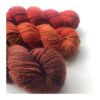 Merino Singles er et blødt og lækkert garn, spundet i en enkelt tråd 100% merinould. Garnets har en struktur, der gør hvert enkelt fed unikt og farverne fordeler sig meget smukt. Garnet er superwash-behandlet og kan derfor bruges til stort set al slags strik; strømper, sjaler, cardigans, babystrik etc. Garnet er håndfarvet i små partier, hvorfor ikke to fed er ens. Husk at købe garn nok til dit projekt, så du er sikker på at få fed fra samme indfarvning. Merino Singles kan med fordel strikkes sammen med en følgetråd Silk Mohair. Strikkes garnet på rundpind, uden mønster, vil det kunne opleves at arbejdet drejer Garnet kommer i fed a’ 100 gram Her er strikkekit i rød/orange og varme toner, der eks. passer til Dottede Rays af Stephen West Fiberindhold: 100% superwash merino Anbefalet pind: 3-4 mm Strikkefasthed: 28 m-36 m / 10 cm pind 3 Løbelængde: ca. 365 meter / 100 g Vaskeanvisning: håndvask 30 grader (gerne uldsæbe) slynges i maskine, tørres liggende Vær opmærksom på, at farven på billedet kan afvige en smule fra virkeligheden, da det afhænger af skærmens farvekalibrering. Der vil derfor kunne ses nuanceforskelle fra skærm til skærm.