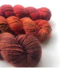 Merino Singles er et blødt og lækkert garn, spundet i en enkelt tråd 100% merinould. Garnets har en struktur, der gør hvert enkelt fed unikt og farverne fordeler sig meget smukt. Garnet er superwash-behandlet og kan derfor bruges til stort set al slags strik; strømper, sjaler, cardigans, babystrik etc. Garnet er håndfarvet i små partier, hvorfor ikke to fed er ens. Husk at købe garn nok til dit projekt, så du er sikker på at få fed fra samme indfarvning. Merino Singles kan med fordel strikkes sammen med en følgetråd Silk Mohair. Strikkes garnet på rundpind, uden mønster, vil det kunne opleves at arbejdet drejer Garnet kommer i fed a’ 100 gram Her er strikkekit i rød/orange og varme toner, der eks. passer til Dottede Rays af Stephen West Fiberindhold: 100% superwash merino Anbefalet pind: 3-4 mm Strikkefasthed: 28 m-36 m / 10 cm pind 3 Løbelængde: ca. 365 meter / 100 g Vaskeanvisning: håndvask 30 grader (gerne uldsæbe) slynges i maskine, tørres liggende Vær opmærksom på, at farven på billedet kan afvige en smule fra virkeligheden, da det afhænger af skærmens farvekalibrering. Der vil derfor kunne ses nuanceforskelle fra skærm til skærm.