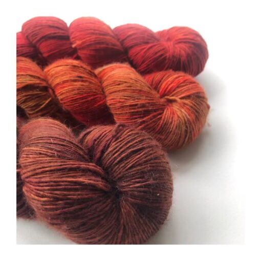 Merino Singles er et blødt og lækkert garn, spundet i en enkelt tråd 100% merinould. Garnets har en struktur, der gør hvert enkelt fed unikt og farverne fordeler sig meget smukt. Garnet er superwash-behandlet og kan derfor bruges til stort set al slags strik; strømper, sjaler, cardigans, babystrik etc. Garnet er håndfarvet i små partier, hvorfor ikke to fed er ens. Husk at købe garn nok til dit projekt, så du er sikker på at få fed fra samme indfarvning. Merino Singles kan med fordel strikkes sammen med en følgetråd Silk Mohair. Strikkes garnet på rundpind, uden mønster, vil det kunne opleves at arbejdet drejer Garnet kommer i fed a’ 100 gram Her er strikkekit i rød/orange og varme toner, der eks. passer til Dottede Rays af Stephen West Fiberindhold: 100% superwash merino Anbefalet pind: 3-4 mm Strikkefasthed: 28 m-36 m / 10 cm pind 3 Løbelængde: ca. 365 meter / 100 g Vaskeanvisning: håndvask 30 grader (gerne uldsæbe) slynges i maskine, tørres liggende Vær opmærksom på, at farven på billedet kan afvige en smule fra virkeligheden, da det afhænger af skærmens farvekalibrering. Der vil derfor kunne ses nuanceforskelle fra skærm til skærm.