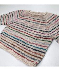 Strikkekit til børnemodellen Frankie sweater op til og med str. 2 år.. Ønsker at du at strikke en større model, bestiller du blot flere. Er du i tvivl om garnmængde, er du velkommen til at skrive til mig WestWooly merino/kamel er et superblødt og lækkert garn, der kan bruges til utallige formål som sweatre, sjaler og meget andet du ønsker skal tilføjes ekstra meget kærlighed, blødhed og fylde. Kamel uld har en smuk gylden farve og kan strikke alene eller med eks. en tråd Silke Mohair, Merino single, Baby Alpaka m.fl Materiale: Merino 90 %, Kamel 10 % Vejledende pinde: 3-4 mm Vejledende strikkefasthed: 28-36 masker pr 10 cm Løbelængde: 400 m pr fed a' 100 g Vaskeanvisning: håndvask, gerne i i uldsæbe, centrifugeres i maskine, tørres liggende Vær opmærksom på, at farven på billedet kan afvige en smule fra virkeligheden, da det afhænger af skærmens farvekalibrering. Der kan således også være nuanceforskelle fra skærm til skærm.