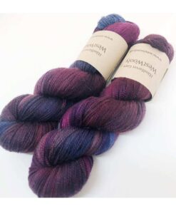 WestWooly merino SW 325 er et meget blødt og lækkert håndfarvet garn. Garnet er meget behageligt at bære og brug af en følgetråd er ikke et must. Garnet er spundet tæt hvilket bevirker, at det færdige arbejde ikke 