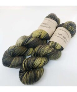 WestWooly merino SW 325 er et meget blødt og lækkert håndfarvet garn. Garnet er meget behageligt at bære og brug af en følgetråd er ikke et must. Garnet er spundet tæt hvilket bevirker, at det færdige arbejde ikke 