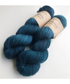 WestWooly merino SW 325 er et meget blødt og lækkert håndfarvet garn. Garnet er meget behageligt at bære og brug af en følgetråd er ikke et must. Garnet er spundet tæt hvilket bevirker, at det færdige arbejde ikke 