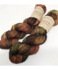 Merino Singles er et blødt og lækkert garn, spundet i en enkelt tråd 100% merinould. Garnets har en struktur, der gør hvert enkelt fed unikt og farverne fordeler sig meget smukt. Garnet er superwash-behandlet og kan derfor bruges til mange formål men mest af alt som en følgetråd, der kan skabe dit helt eget udtryk i dit arbejde. Denne følgetråd skaber et farvespil som et håndfarvet garn og er perfekt til at benytte sammen med et ensfarvet garn og måske garn fra dit lager? Garnet er håndfarvet i små partier, hvorfor ikke to fed er ens. Husk at købe garn nok til dit projekt, så du er sikker på at få fed fra samme indfarvning. Merino Singles kan med fordel strikkes sammen med en følgetråd Silk Mohair. Strikkes garnet på rundpind, uden mønster, vil det kunne opleves at arbejdet drejer, hvilket modvirkes ved at strikke med en følgetråd eller undgå rundpind Garnet er fed a’ 100 gram Fiberindhold: 100% superwash merino Anbefalet pind: 2,5-3 mm Strikkefasthed: 26-28 m / 10 cm pind 2,5-3 Løbelængde: ca. 650 meter / 100 g Vaskeanvisning: håndvask 30 grader (gerne uldsæbe) slynges i maskine, tørres liggende Vær opmærksom på, at farven på billedet kan afvige en smule fra virkeligheden, da det afhænger af skærmens farvekalibrering. Der vil derfor kunne ses nuanceforskelle fra skærm til skærm.