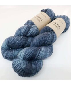 WestWooly merino SW 325 er et meget blødt og lækkert håndfarvet garn. Garnet er meget behageligt at bære og brug af en følgetråd er ikke et must. Garnet er spundet tæt hvilket bevirker, at det færdige arbejde ikke 