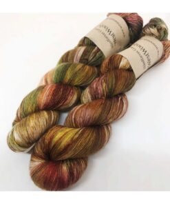 Merino Singles er et blødt og lækkert garn, spundet i en enkelt tråd 100% merinould. Garnets har en struktur, der gør hvert enkelt fed unikt og farverne fordeler sig meget smukt. Garnet er superwash-behandlet og kan derfor bruges til mange formål men mest af alt som en følgetråd, der kan skabe dit helt eget udtryk i dit arbejde. Denne følgetråd skaber et farvespil som et håndfarvet garn og er perfekt til at benytte sammen med et ensfarvet garn og måske garn fra dit lager? Garnet er håndfarvet i små partier, hvorfor ikke to fed er ens. Husk at købe garn nok til dit projekt, så du er sikker på at få fed fra samme indfarvning. Merino Singles kan med fordel strikkes sammen med en følgetråd Silk Mohair. Strikkes garnet på rundpind, uden mønster, vil det kunne opleves at arbejdet drejer, hvilket modvirkes ved at strikke med en følgetråd eller undgå rundpind Garnet er fed a’ 100 gram Fiberindhold: 100% superwash merino Anbefalet pind: 2,5-3 mm Strikkefasthed: 26-28 m / 10 cm pind 2,5-3 Løbelængde: ca. 650 meter / 100 g Vaskeanvisning: håndvask 30 grader (gerne uldsæbe) slynges i maskine, tørres liggende Vær opmærksom på, at farven på billedet kan afvige en smule fra virkeligheden, da det afhænger af skærmens farvekalibrering. Der vil derfor kunne ses nuanceforskelle fra skærm til skærm.