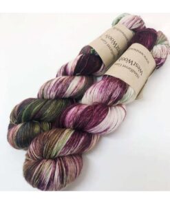 Merino Singles er et blødt og lækkert garn, spundet i en enkelt tråd 100% merinould. Garnets har en struktur, der gør hvert enkelt fed unikt og farverne fordeler sig meget smukt. Garnet er superwash-behandlet og kan derfor bruges til mange formål men mest af alt som en følgetråd, der kan skabe dit helt eget udtryk i dit arbejde. Denne følgetråd skaber et farvespil som et håndfarvet garn og er perfekt til at benytte sammen med et ensfarvet garn og måske garn fra dit lager? Garnet er håndfarvet i små partier, hvorfor ikke to fed er ens. Husk at købe garn nok til dit projekt, så du er sikker på at få fed fra samme indfarvning. Merino Singles kan med fordel strikkes sammen med en følgetråd Silk Mohair. Strikkes garnet på rundpind, uden mønster, vil det kunne opleves at arbejdet drejer, hvilket modvirkes ved at strikke med en følgetråd eller undgå rundpind Garnet er fed a’ 100 gram Fiberindhold: 100% superwash merino Anbefalet pind: 2,5-3 mm Strikkefasthed: 26-28 m / 10 cm pind 2,5-3 Løbelængde: ca. 650 meter / 100 g Vaskeanvisning: håndvask 30 grader (gerne uldsæbe) slynges i maskine, tørres liggende Vær opmærksom på, at farven på billedet kan afvige en smule fra virkeligheden, da det afhænger af skærmens farvekalibrering. Der vil derfor kunne ses nuanceforskelle fra skærm til skærm.