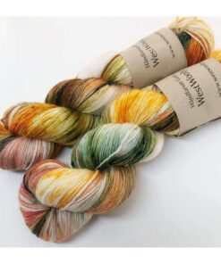 Merino Singles er et blødt og lækkert garn, spundet i en enkelt tråd 100% merinould. Garnets har en struktur, der gør hvert enkelt fed unikt og farverne fordeler sig meget smukt. Garnet er superwash-behandlet og kan derfor bruges til mange typer strik; sjaler, tørklæder, huer m.v. Garnet er håndfarvet i små partier, hvorfor ikke to fed er ens. Husk at købe garn nok til dit projekt, så du er sikker på at få fed fra samme indfarvning. Merino Singles kan med fordel strikkes sammen med en følgetråd Silk Mohair. Strikkes garnet på rundpind, uden mønster, vil det kunne opleves at arbejdet drejer Garnet kommer i fed a’ 100 gram Fiberindhold: 100% superwash merino Anbefalet pind: 3-4 mm Strikkefasthed: 28 m-36 m / 10 cm pind 3 Løbelængde: ca. 365 meter / 100 g Vaskeanvisning: håndvask 30 grader (gerne uldsæbe) slynges i maskine, tørres liggende Vær opmærksom på, at farven på billedet kan afvige en smule fra virkeligheden, da det afhænger af skærmens farvekalibrering. Der vil derfor kunne ses nuanceforskelle fra skærm til skærm.