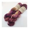Merino Singles er et blødt og lækkert garn, spundet i en enkelt tråd 100% merinould. Garnets har en struktur, der gør hvert enkelt fed unikt og farverne fordeler sig meget smukt. Garnet er superwash-behandlet og kan derfor bruges til mange typer strik; sjaler, tørklæder, huer m.v. Garnet er håndfarvet i små partier, hvorfor ikke to fed er ens. Husk at købe garn nok til dit projekt, så du er sikker på at få fed fra samme indfarvning. Merino Singles kan med fordel strikkes sammen med en følgetråd Silk Mohair. Strikkes garnet på rundpind, uden mønster, vil det kunne opleves at arbejdet drejer Garnet kommer i fed a’ 100 gram Fiberindhold: 100% superwash merino Anbefalet pind: 3-4 mm Strikkefasthed: 28 m-36 m / 10 cm pind 3 Løbelængde: ca. 365 meter / 100 g Vaskeanvisning: håndvask 30 grader (gerne uldsæbe) slynges i maskine, tørres liggende Vær opmærksom på, at farven på billedet kan afvige en smule fra virkeligheden, da det afhænger af skærmens farvekalibrering. Der vil derfor kunne ses nuanceforskelle fra skærm til skærm.