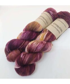 Merino Singles er et blødt og lækkert garn, spundet i en enkelt tråd 100% merinould. Garnets har en struktur, der gør hvert enkelt fed unikt og farverne fordeler sig meget smukt. Garnet er superwash-behandlet og kan derfor bruges til mange typer strik; sjaler, tørklæder, huer m.v. Garnet er håndfarvet i små partier, hvorfor ikke to fed er ens. Husk at købe garn nok til dit projekt, så du er sikker på at få fed fra samme indfarvning. Merino Singles kan med fordel strikkes sammen med en følgetråd Silk Mohair. Strikkes garnet på rundpind, uden mønster, vil det kunne opleves at arbejdet drejer Garnet kommer i fed a’ 100 gram Fiberindhold: 100% superwash merino Anbefalet pind: 3-4 mm Strikkefasthed: 28 m-36 m / 10 cm pind 3 Løbelængde: ca. 365 meter / 100 g Vaskeanvisning: håndvask 30 grader (gerne uldsæbe) slynges i maskine, tørres liggende Vær opmærksom på, at farven på billedet kan afvige en smule fra virkeligheden, da det afhænger af skærmens farvekalibrering. Der vil derfor kunne ses nuanceforskelle fra skærm til skærm.