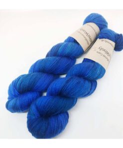 WestWooly merino SW 325 er et meget blødt og lækkert håndfarvet garn. Garnet er meget behageligt at bære og brug af en følgetråd er ikke et must. Garnet er spundet tæt hvilket bevirker, at det færdige arbejde ikke 