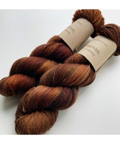 WestWooly merino SW 325 er et meget blødt og lækkert håndfarvet garn. Garnet er meget behageligt at bære og brug af en følgetråd er ikke et must. Garnet er spundet tæt hvilket bevirker, at det færdige arbejde ikke 