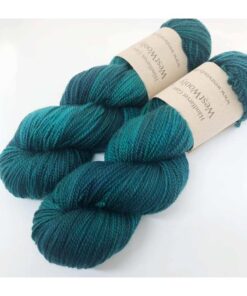 WestWooly merino SW 325 er et meget blødt og lækkert håndfarvet garn. Garnet er meget behageligt at bære og brug af en følgetråd er ikke et must. Garnet er spundet tæt hvilket bevirker, at det færdige arbejde ikke 