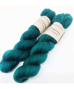 WestWooly merino SW 325 er et meget blødt og lækkert håndfarvet garn. Garnet er meget behageligt at bære og brug af en følgetråd er ikke et must. Garnet er spundet tæt hvilket bevirker, at det færdige arbejde ikke 