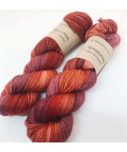 WestWooly merino SW 325 er et meget blødt og lækkert håndfarvet garn. Garnet er meget behageligt at bære og brug af en følgetråd er ikke et must. Garnet er spundet tæt hvilket bevirker, at det færdige arbejde ikke 