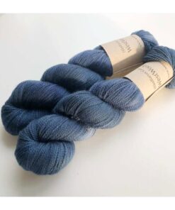 WestWooly merino SW 325 er et meget blødt og lækkert håndfarvet garn. Garnet er meget behageligt at bære og brug af en følgetråd er ikke et must. Garnet er spundet tæt hvilket bevirker, at det færdige arbejde ikke 