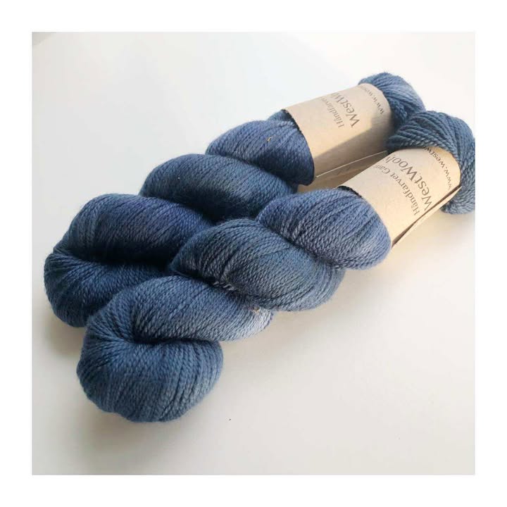 Håndfarvet Merino SW 325/ #1 1 WestWooly merino SW 325 er et meget blødt og lækkert håndfarvet garn. Garnet er meget behageligt at bære og brug af en følgetråd er ikke et must. Garnet er spundet tæt hvilket bevirker, at det færdige arbejde ikke