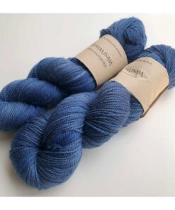 WestWooly merino SW 325 er et meget blødt og lækkert håndfarvet garn. Garnet er meget behageligt at bære og brug af en følgetråd er ikke et must. Garnet er spundet tæt hvilket bevirker, at det færdige arbejde ikke 