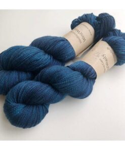 WestWooly merino SW 325 er et meget blødt og lækkert håndfarvet garn. Garnet er meget behageligt at bære og brug af en følgetråd er ikke et must. Garnet er spundet tæt hvilket bevirker, at det færdige arbejde ikke 