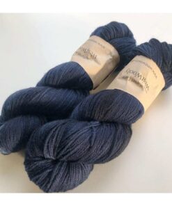 WestWooly merino SW 325 er et meget blødt og lækkert håndfarvet garn. Garnet er meget behageligt at bære og brug af en følgetråd er ikke et must. Garnet er spundet tæt hvilket bevirker, at det færdige arbejde ikke 