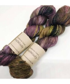 Merino Singles er et blødt og lækkert garn, spundet i en enkelt tråd 100% merinould. Garnets har en struktur, der gør hvert enkelt fed unikt og farverne fordeler sig meget smukt. Garnet er superwash-behandlet og kan derfor bruges til mange formål men mest af alt som en følgetråd, der kan skabe dit helt eget udtryk i dit arbejde. Denne følgetråd skaber et farvespil som et håndfarvet garn og er perfekt til at benytte sammen med et ensfarvet garn og måske garn fra dit lager? Garnet er håndfarvet i små partier, hvorfor ikke to fed er ens. Husk at købe garn nok til dit projekt, så du er sikker på at få fed fra samme indfarvning. Merino Singles kan med fordel strikkes sammen med en følgetråd Silk Mohair. Strikkes garnet på rundpind, uden mønster, vil det kunne opleves at arbejdet drejer, hvilket modvirkes ved at strikke med en følgetråd eller undgå rundpind Garnet er fed a’ 100 gram Fiberindhold: 100% superwash merino Anbefalet pind: 2,5-3 mm Strikkefasthed: 26-28 m / 10 cm pind 2,5-3 Løbelængde: ca. 650 meter / 100 g Vaskeanvisning: håndvask 30 grader (gerne uldsæbe) slynges i maskine, tørres liggende Vær opmærksom på, at farven på billedet kan afvige en smule fra virkeligheden, da det afhænger af skærmens farvekalibrering. Der vil derfor kunne ses nuanceforskelle fra skærm til skærm.