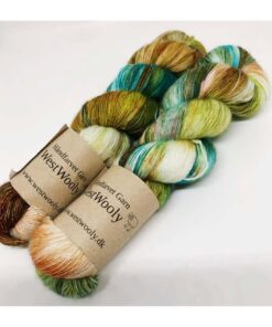 Merino Singles er et blødt og lækkert garn, spundet i en enkelt tråd 100% merinould. Garnets har en struktur, der gør hvert enkelt fed unikt og farverne fordeler sig meget smukt. Garnet er superwash-behandlet og kan derfor bruges til mange formål men mest af alt som en følgetråd, der kan skabe dit helt eget udtryk i dit arbejde. Denne følgetråd skaber et farvespil som et håndfarvet garn og er perfekt til at benytte sammen med et ensfarvet garn og måske garn fra dit lager? Garnet er håndfarvet i små partier, hvorfor ikke to fed er ens. Husk at købe garn nok til dit projekt, så du er sikker på at få fed fra samme indfarvning. Merino Singles kan med fordel strikkes sammen med en følgetråd Silk Mohair. Strikkes garnet på rundpind, uden mønster, vil det kunne opleves at arbejdet drejer, hvilket modvirkes ved at strikke med en følgetråd eller undgå rundpind Garnet er fed a’ 100 gram Fiberindhold: 100% superwash merino Anbefalet pind: 2,5-3 mm Strikkefasthed: 26-28 m / 10 cm pind 2,5-3 Løbelængde: ca. 650 meter / 100 g Vaskeanvisning: håndvask 30 grader (gerne uldsæbe) slynges i maskine, tørres liggende Vær opmærksom på, at farven på billedet kan afvige en smule fra virkeligheden, da det afhænger af skærmens farvekalibrering. Der vil derfor kunne ses nuanceforskelle fra skærm til skærm.